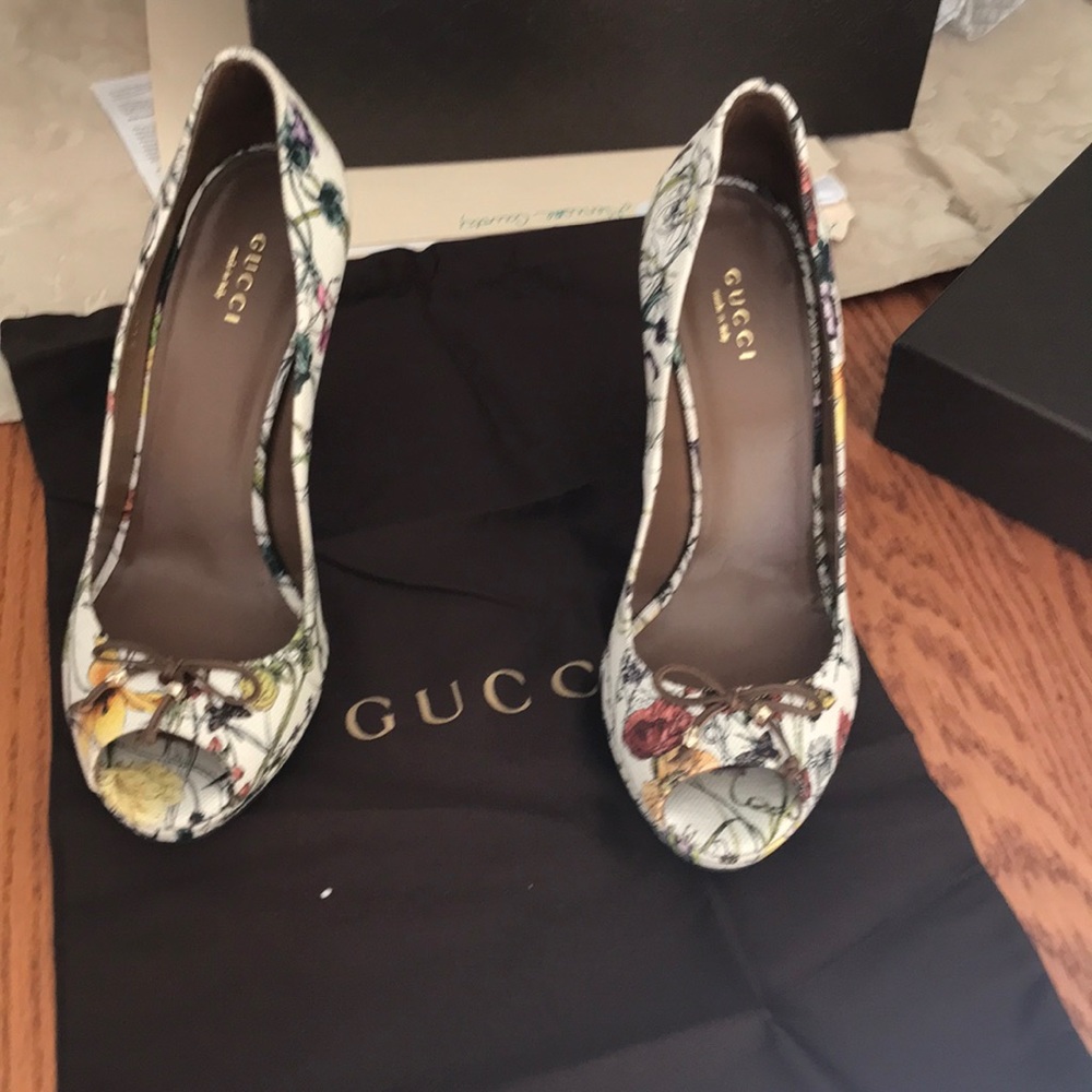 - NWT Gucci floral heels. Comes with shoe bag & box